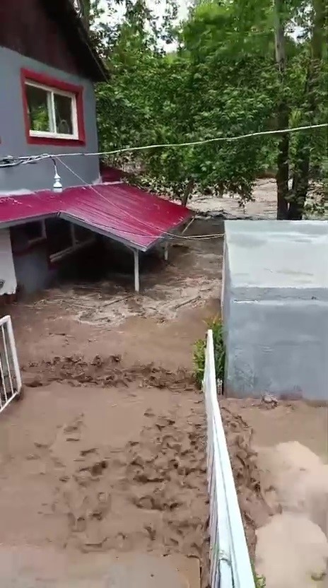 asiri yagisla birlikte tasan dere evleri su altinda birakti 1 ieITsCFb