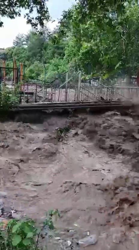 asiri yagisla birlikte tasan dere evleri su altinda birakti 2