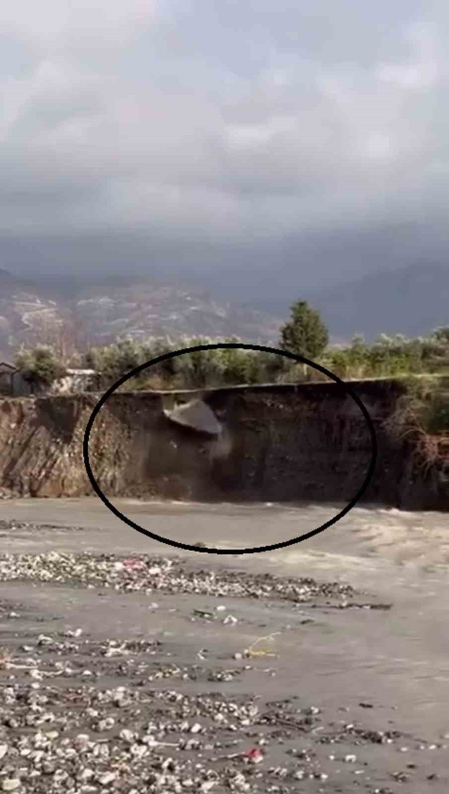 asiri yagisla birlikte yolda yasanan cokme ani goruntulendi 1 uRJPzINp