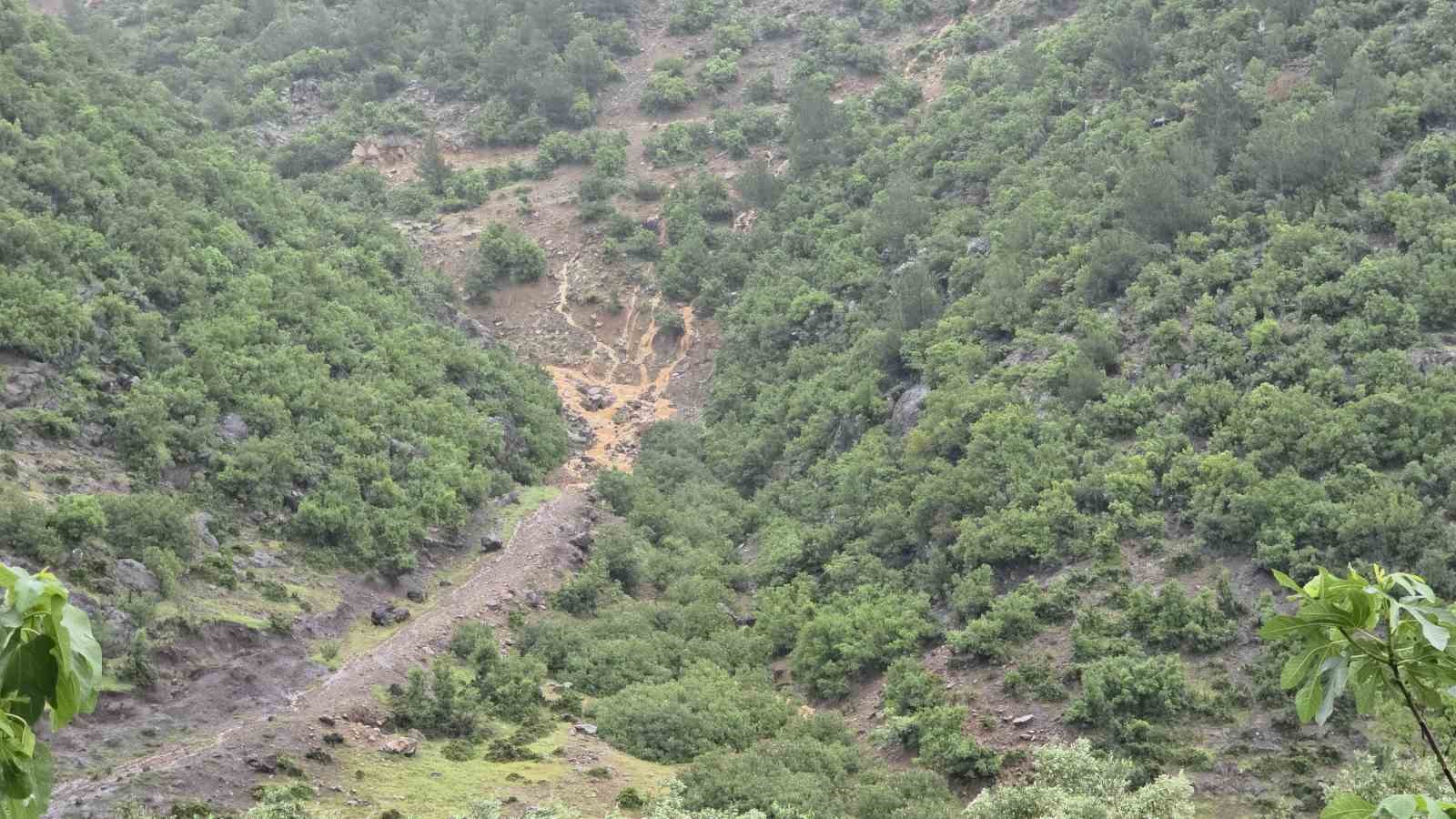asiri yagislarla debisi artan dereler tarim arazileri sular altinda birakti 4