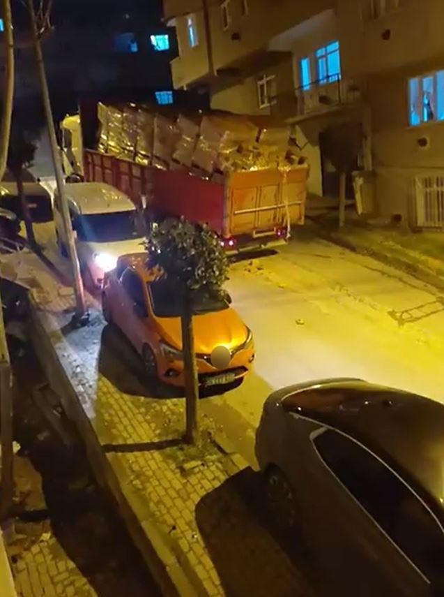 asiri yuklu kamyon kayarak iki araci bicti o anlar kamerada 1 6tNynHhA