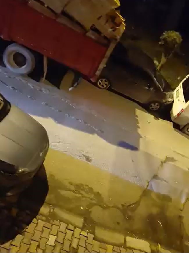 asiri yuklu kamyon kayarak iki araci bicti o anlar kamerada 2 5LdENjwy