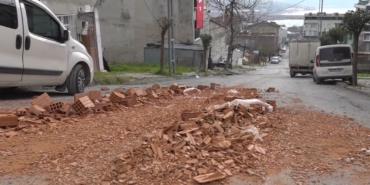 asiri-yuklu-kamyon-kayarak-iki-araci-bicti-o-anlar-kamerada-Ph19Dmke.jpg