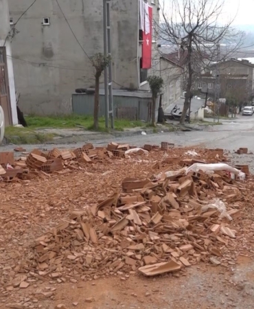 asiri-yuklu-kamyon-kayarak-iki-araci-bicti-o-anlar-kamerada-Ph19Dmke.jpg