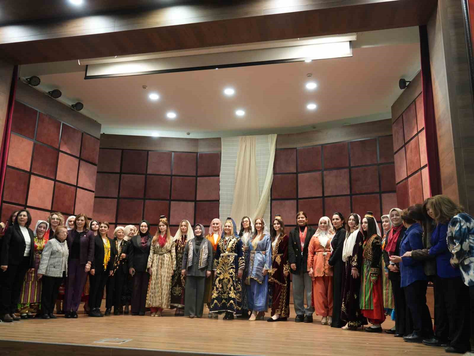 asirlar once kadinlarin giydigi kiyafetler defilede sergilendi 5 hleOqagj