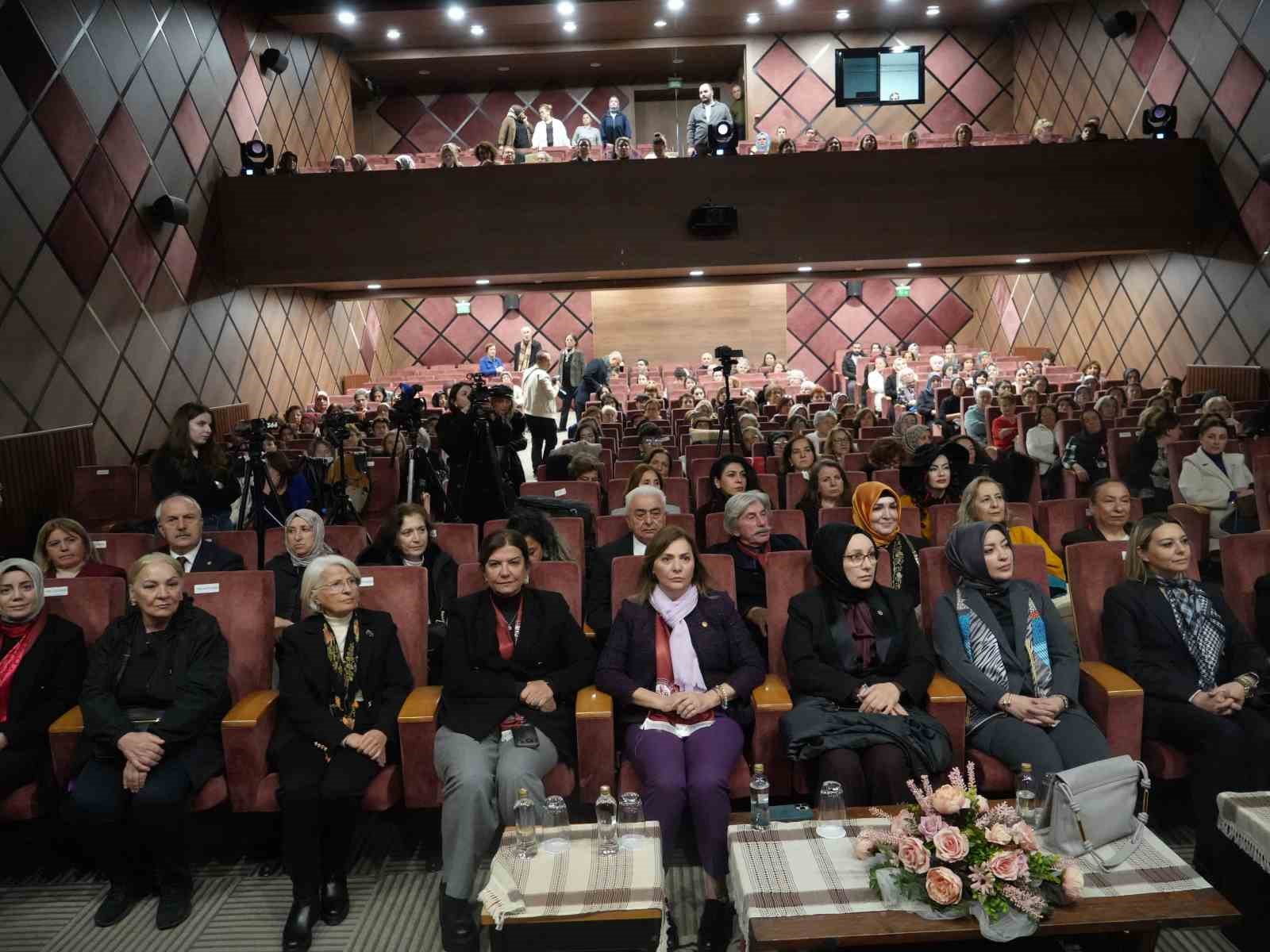 asirlar once kadinlarin giydigi kiyafetler defilede sergilendi 6 39ReWtH9