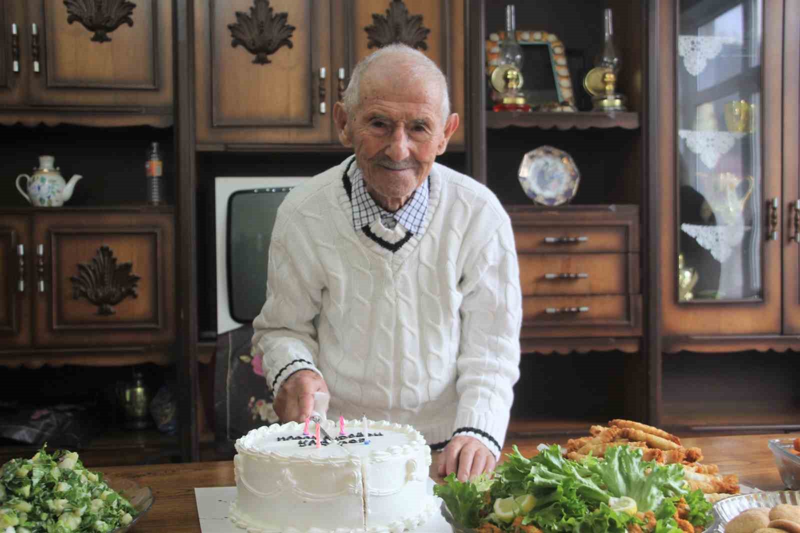 asirlik dede 102nci yasini pasta keserek karsiladi sihhatim genclik gibi devam ediyor 0 LGVLWctC