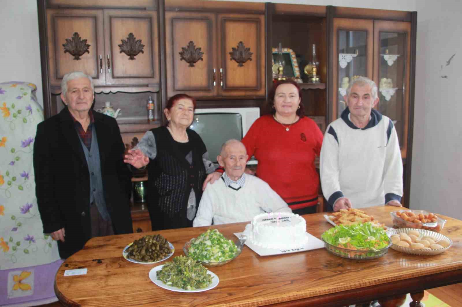 asirlik dede 102nci yasini pasta keserek karsiladi sihhatim genclik gibi devam ediyor 1 Z2WCnOn6