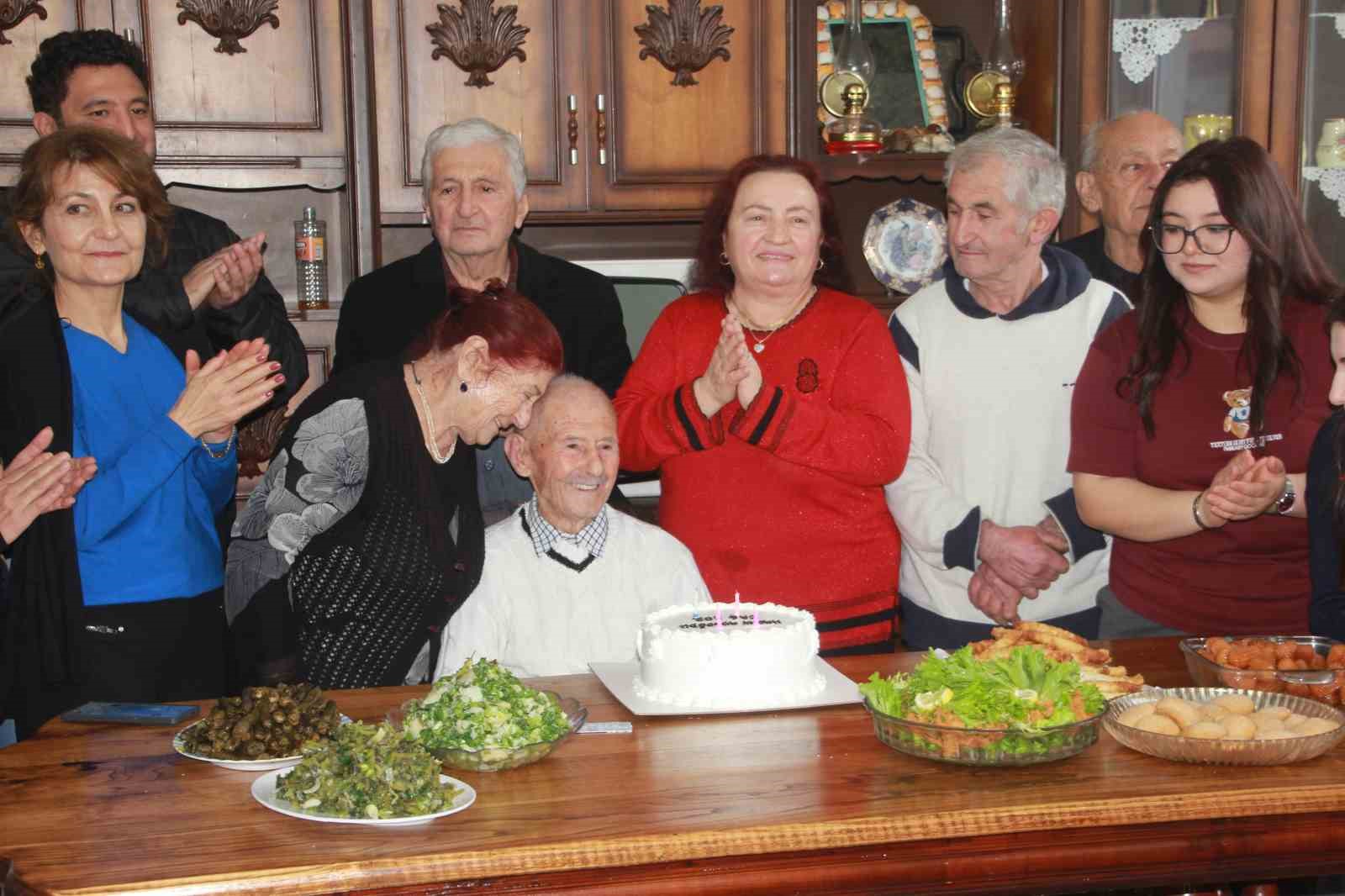 asirlik dede 102nci yasini pasta keserek karsiladi sihhatim genclik gibi devam ediyor 3 qZCCkVH4