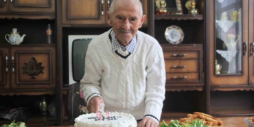 asirlik-dede-102nci-yasini-pasta-keserek-karsiladi-sihhatim-genclik-gibi-devam-ediyor-FFsHRRnx.jpg