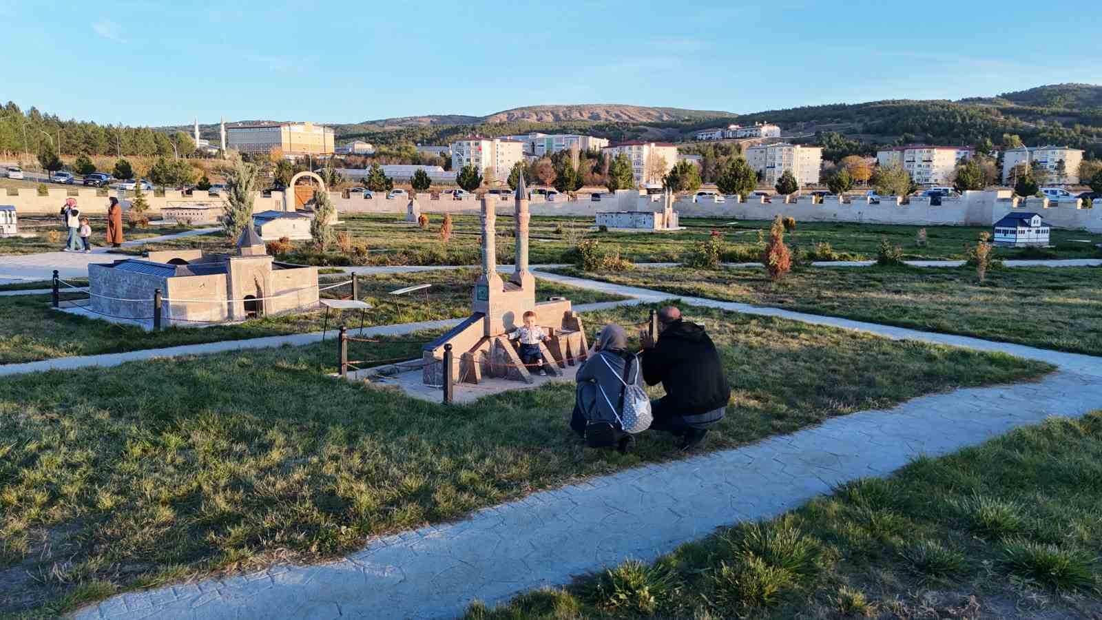 asirlik eserlerin minyaturleri yapildi sivastaki tarihi binalar bir araya toplandi 1 7FrDbRAU