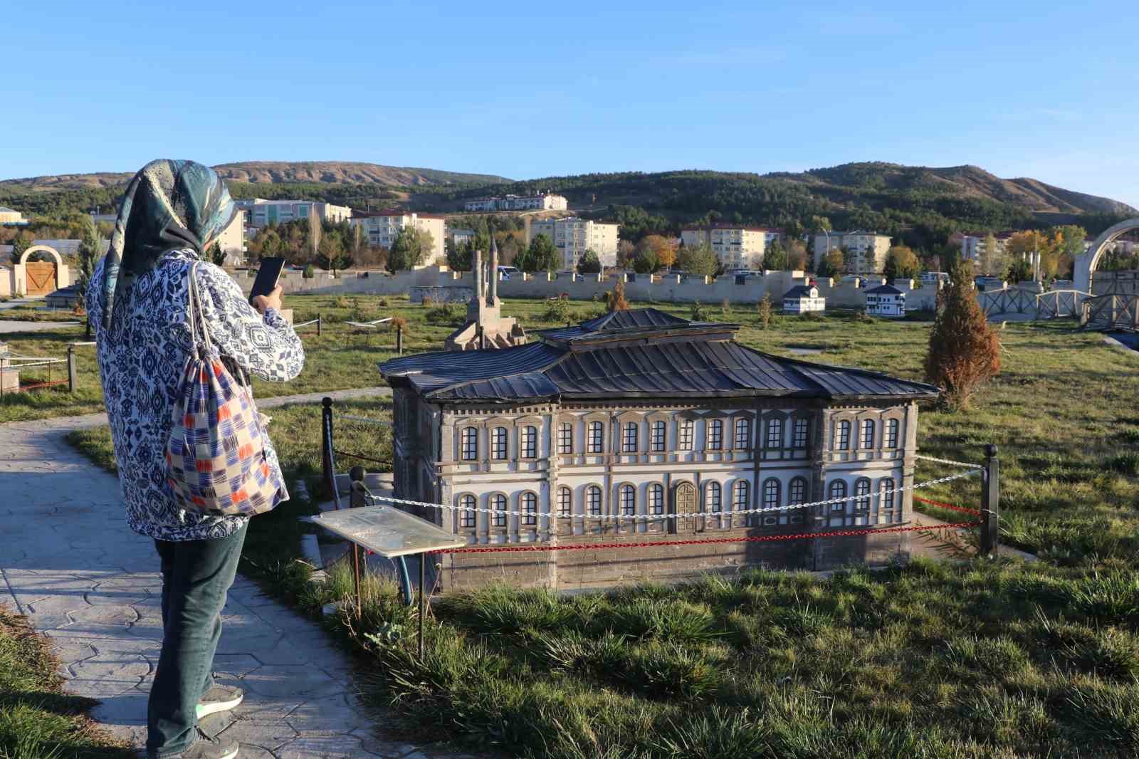 asirlik eserlerin minyaturleri yapildi sivastaki tarihi binalar bir araya toplandi 4 wPRN52sP