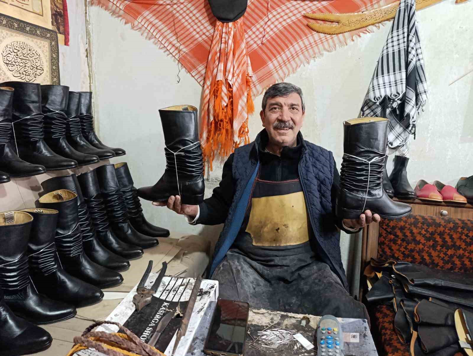 asirlik kaliplarla koruklu cizme uretiyor 0 C873hpLO