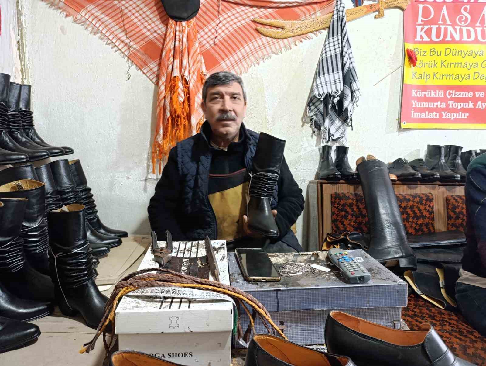 asirlik kaliplarla koruklu cizme uretiyor 1 7u6M1nGr