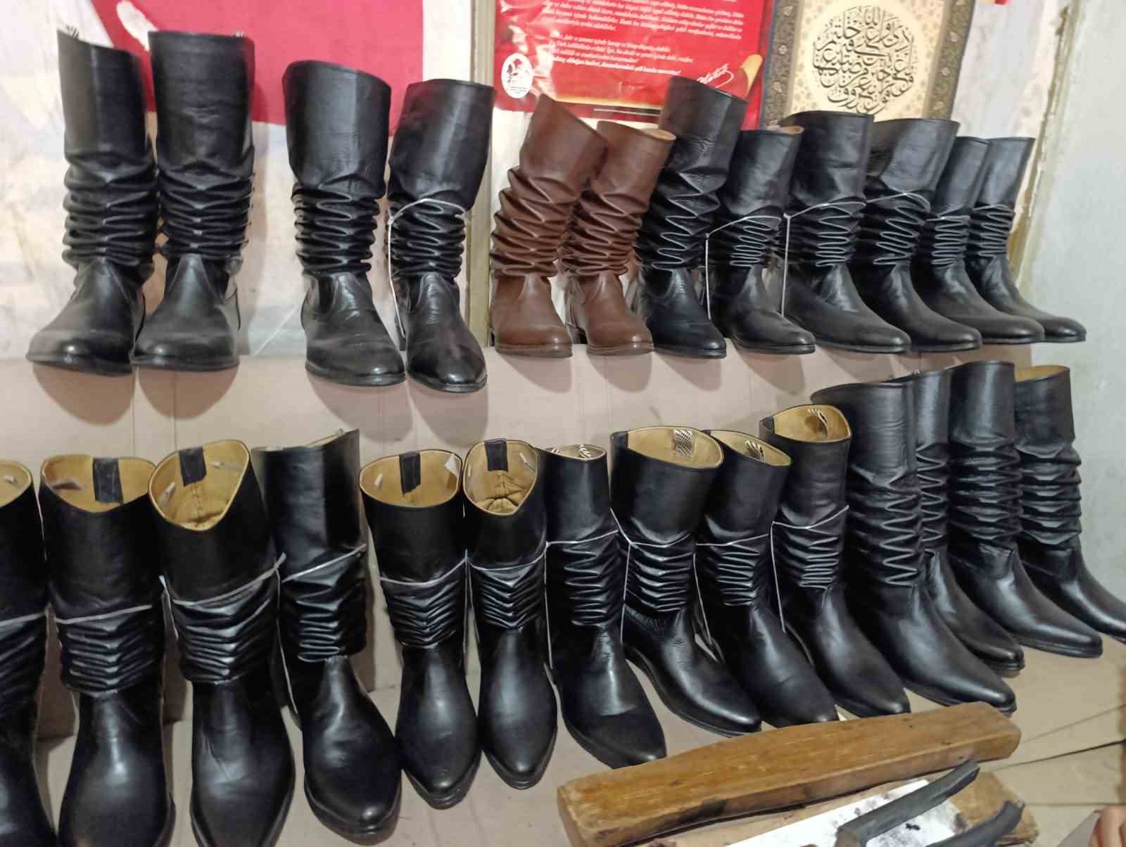 asirlik kaliplarla koruklu cizme uretiyor 4