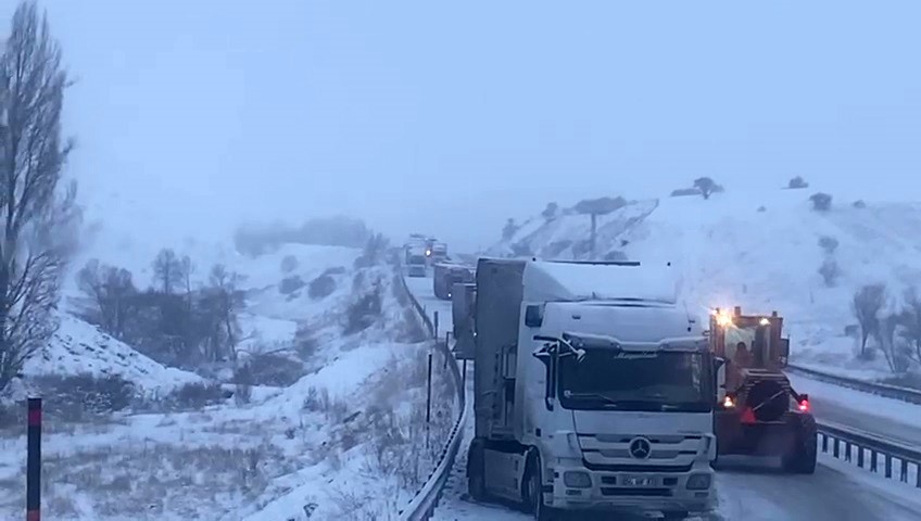 askale tepebasi mevkiinde kayan tirlar yolu kapatti 0 SRVrmfiU