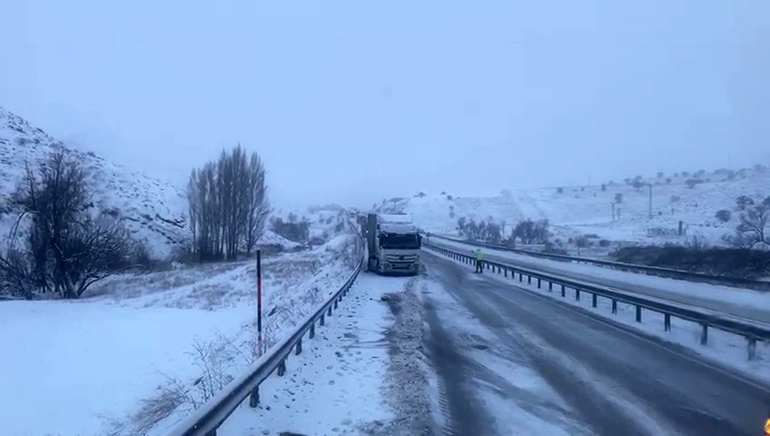askale tepebasi mevkiinde kayan tirlar yolu kapatti 1 eCZ5sdBh