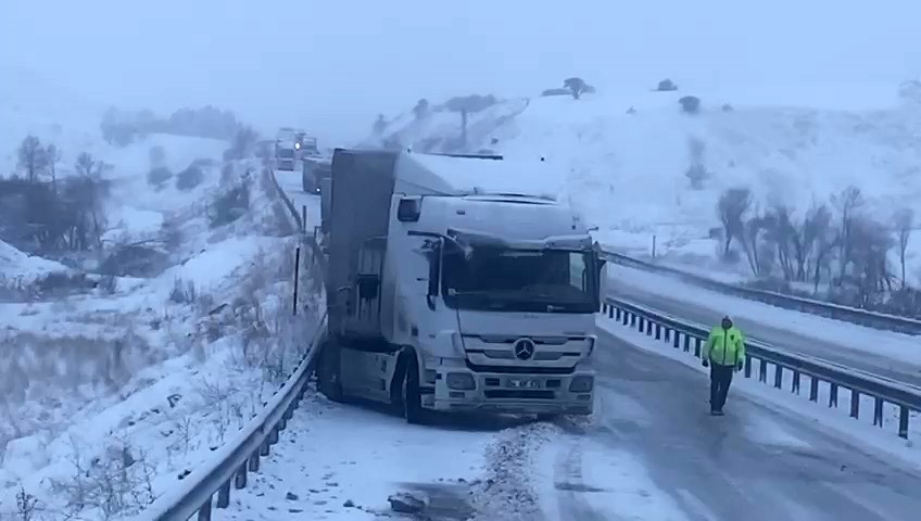 askale tepebasi mevkiinde kayan tirlar yolu kapatti 2 VPQLi19I