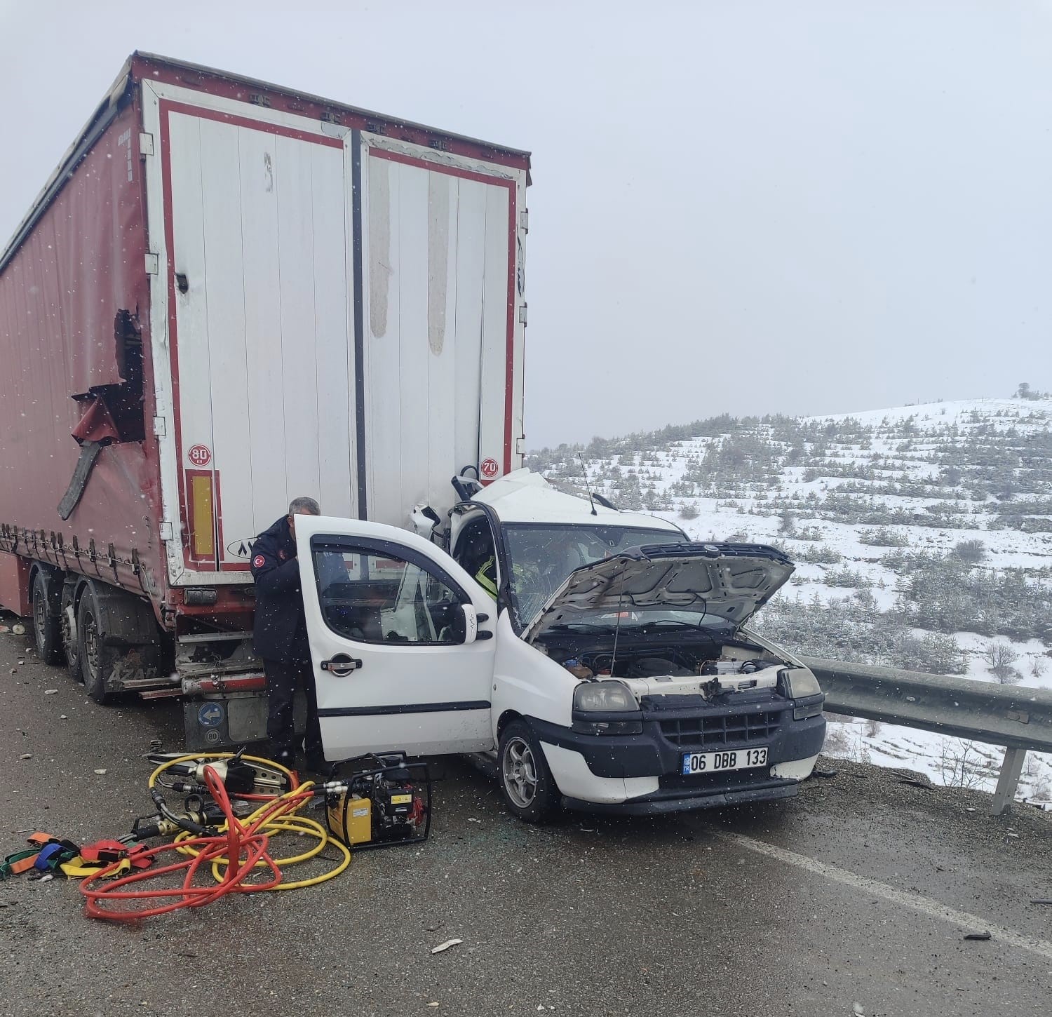 Aşkale yolunda feci kaza: Hafif Ticari araç, Tır’a arkadan çarptı, 2 ölü 3 yaralı 4 askale yolunda feci kaza hafif ticari arac tira arkadan carpti 2 olu 3 yarali AHiHNjqP