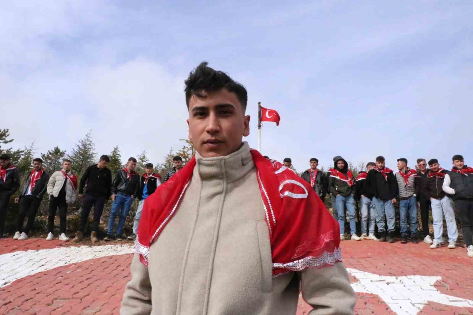 asker adaylari ilk nobetlerini koylerindeki bu tepede tutuyor 2