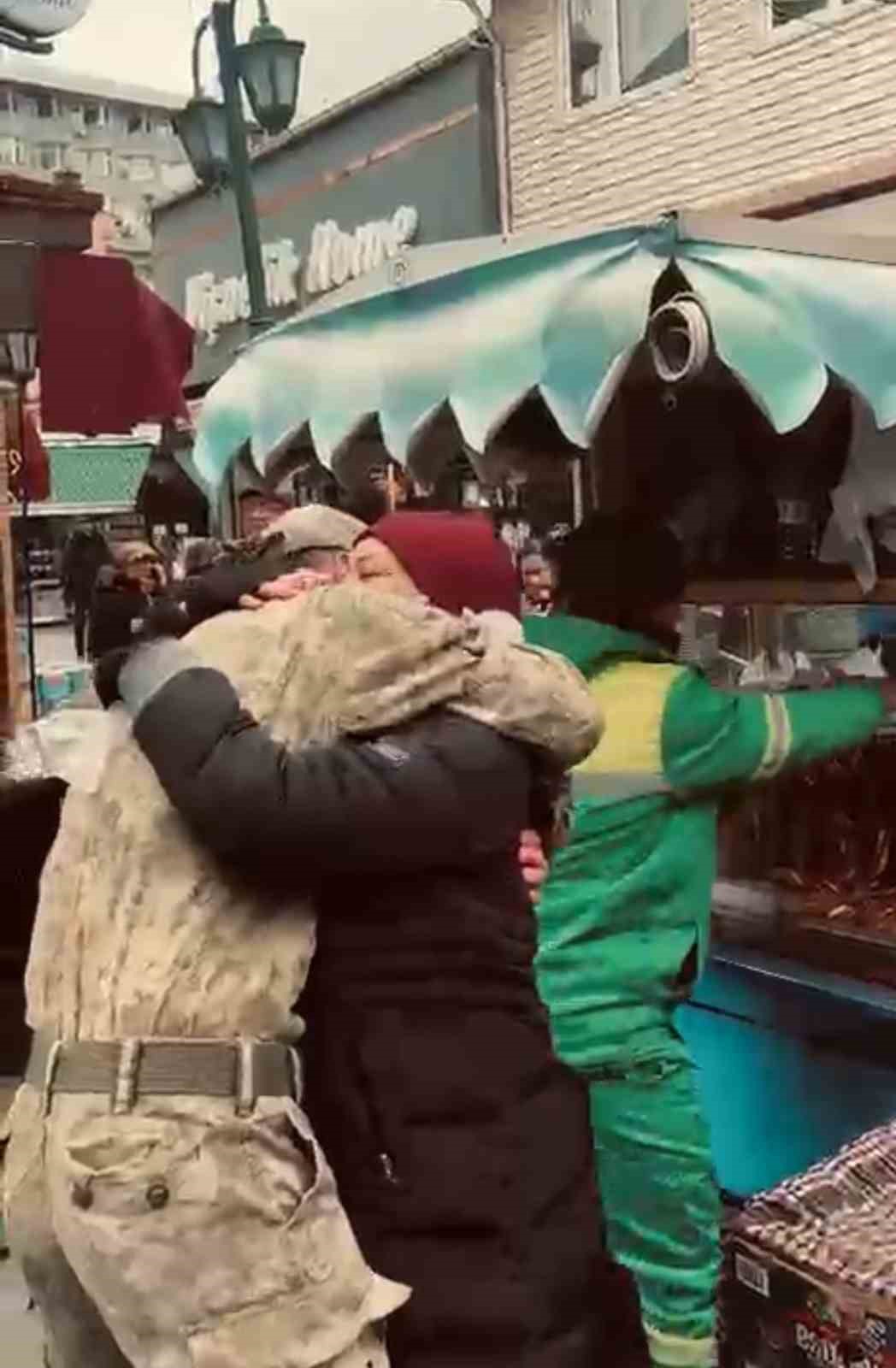 Askerde sandığı oğlunu karşısında gören anne duygulandı 4 askerde sandigi oglunu karsisinda goren anne duygulandi 0