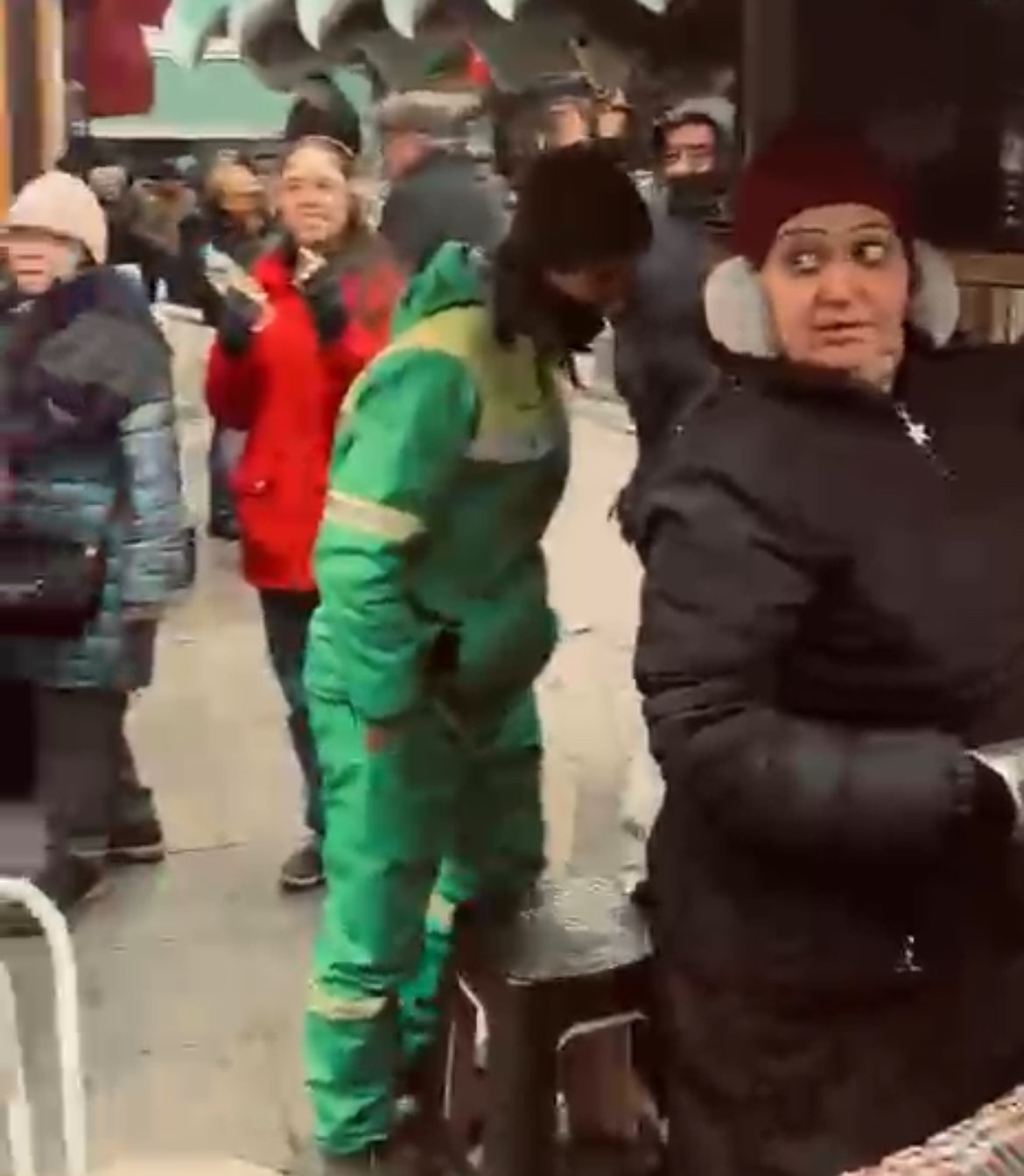 Askerde sandığı oğlunu karşısında gören anne duygulandı 5 askerde sandigi oglunu karsisinda goren anne duygulandi 1 L1BynHlt