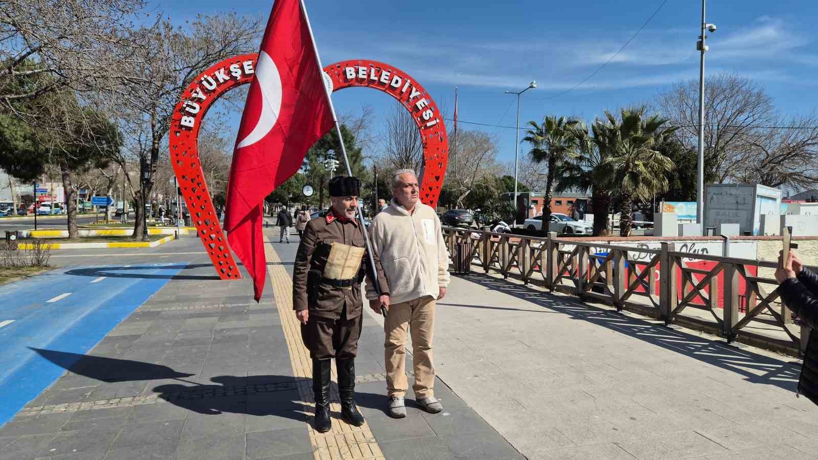 askeri kiyafeti ve elinde turk bayragiyla istanbuldan canakkaleye yuruyor 1 KmGcEYdu