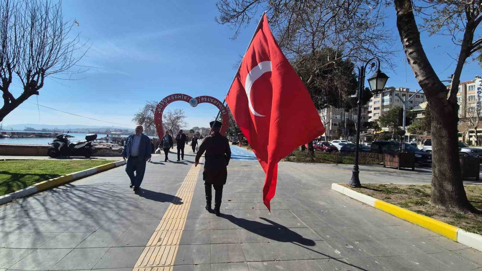 askeri kiyafeti ve elinde turk bayragiyla istanbuldan canakkaleye yuruyor 2 YlhNIb8B