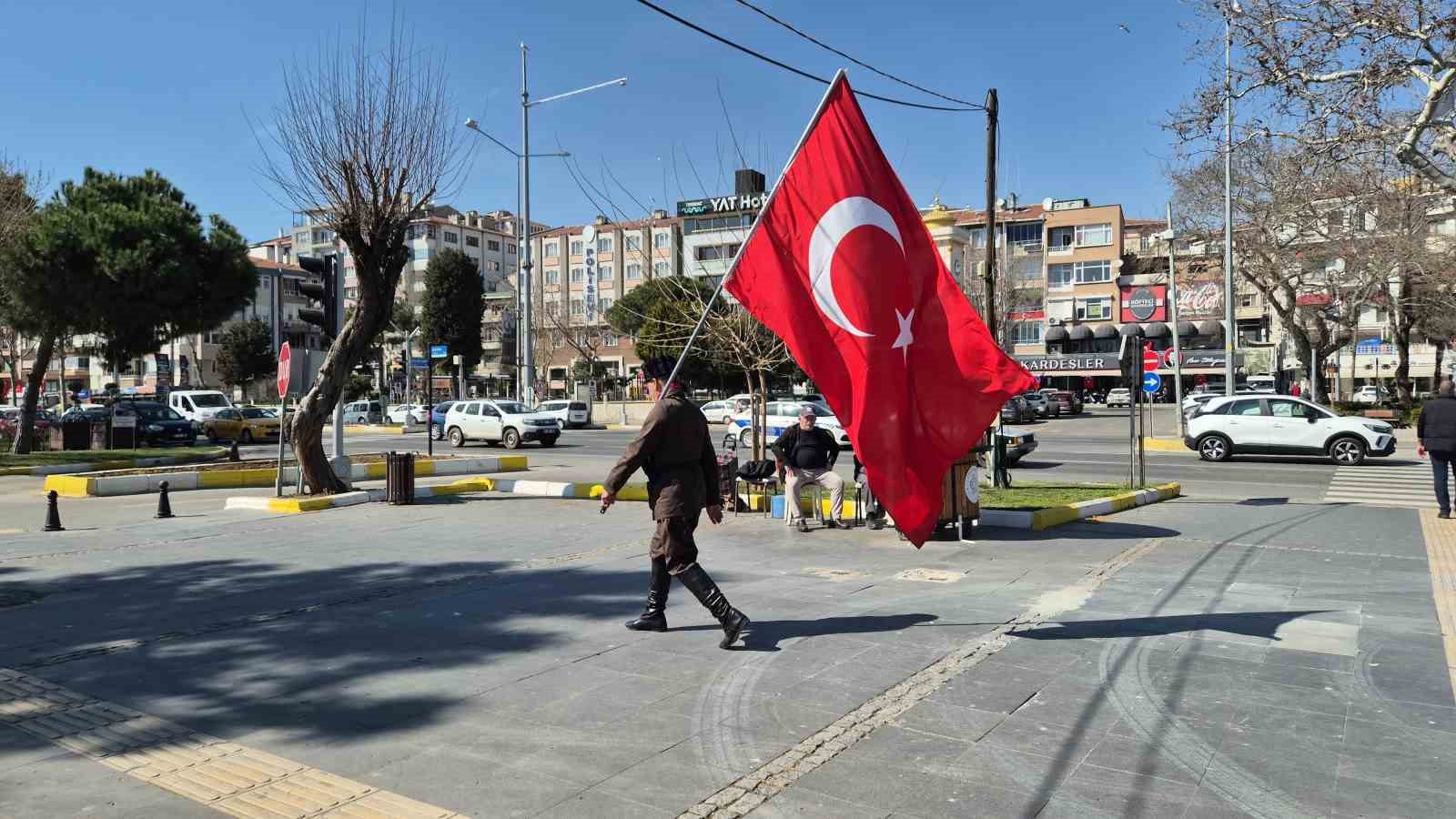 askeri kiyafeti ve elinde turk bayragiyla istanbuldan canakkaleye yuruyor 3 hRYyye99