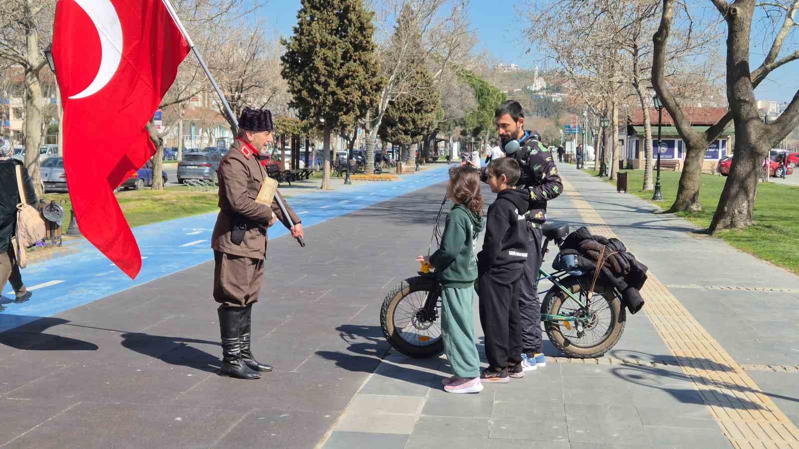 askeri kiyafeti ve elinde turk bayragiyla istanbuldan canakkaleye yuruyor 4 X2GnMyBM
