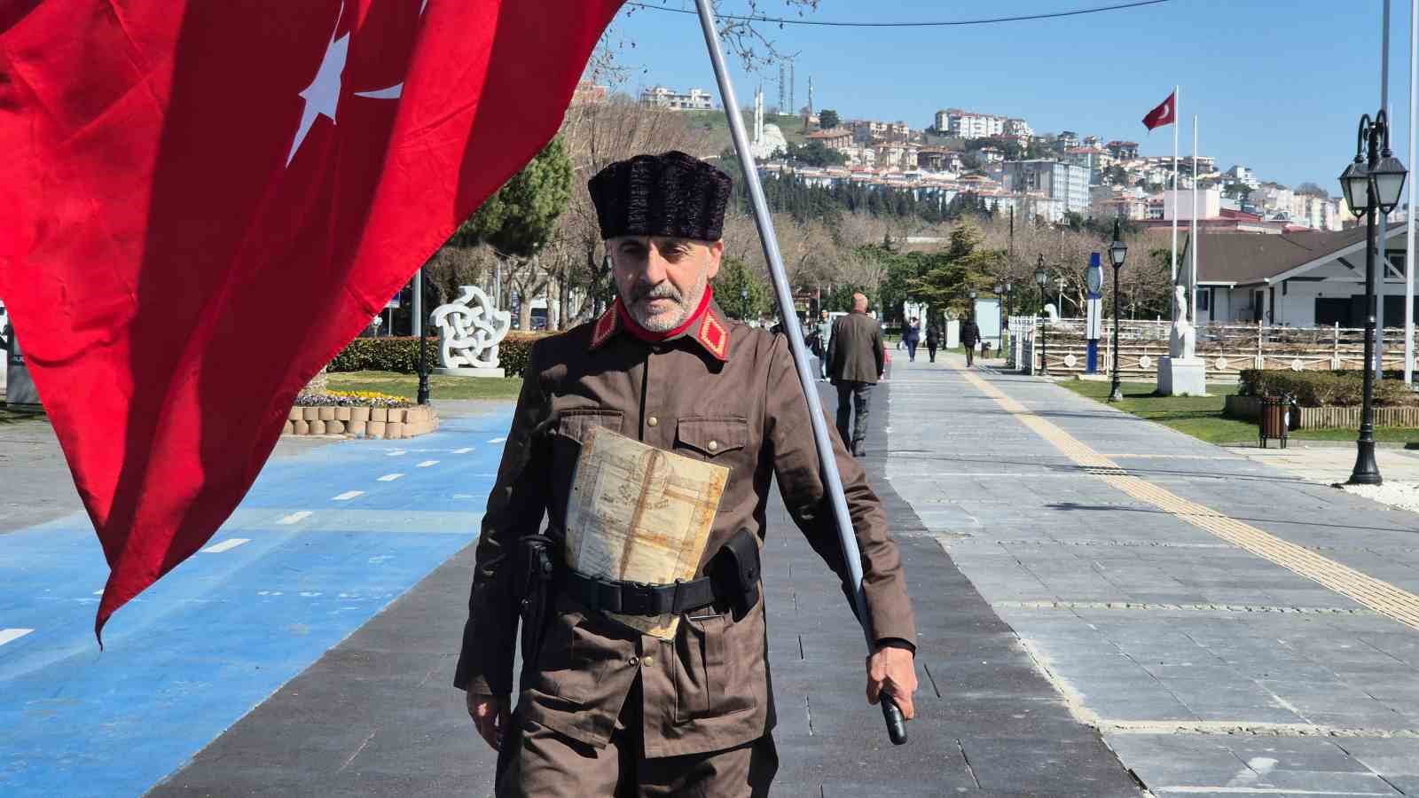 askeri kiyafeti ve elinde turk bayragiyla istanbuldan canakkaleye yuruyor 5 mF8w8jfu