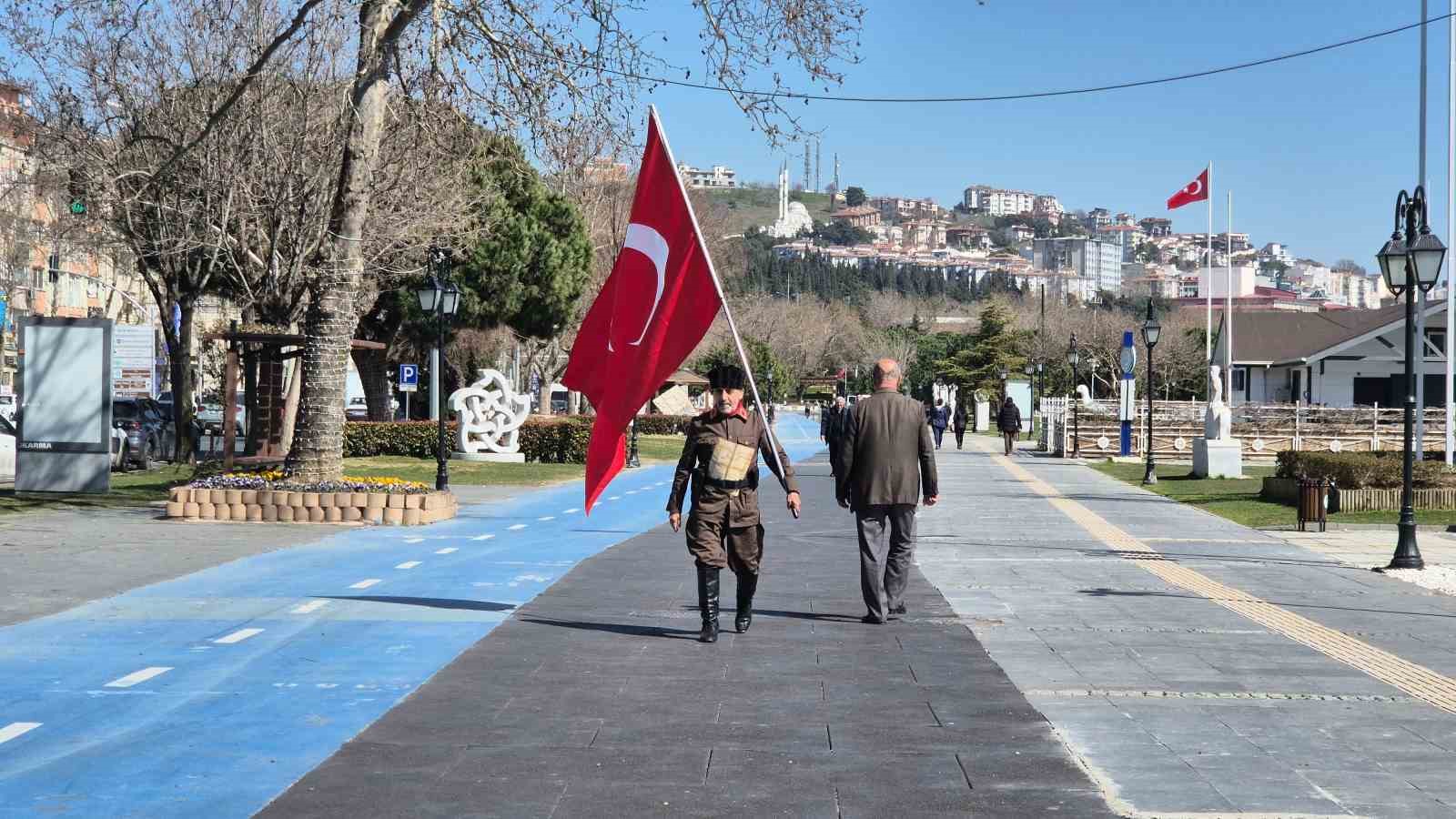 askeri kiyafeti ve elinde turk bayragiyla istanbuldan canakkaleye yuruyor 6 t4zIe5ZI