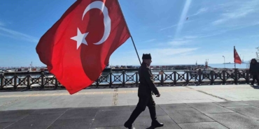 askeri-kiyafeti-ve-elinde-turk-bayragiyla-istanbuldan-canakkaleye-yuruyor-IbBlKL51.jpg