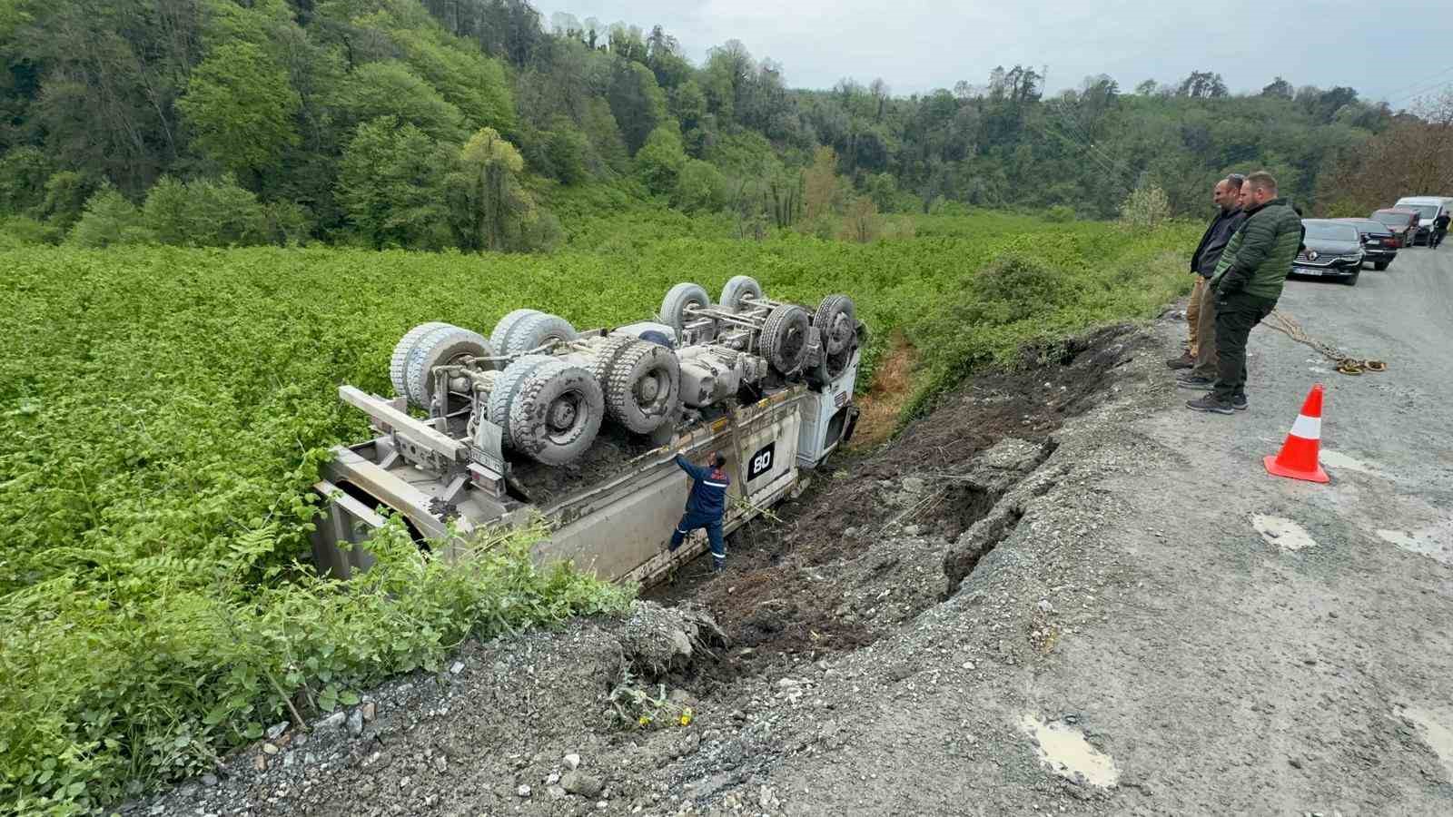 askeri limana tas goturen kamyon devrildi surucu yara almadan kurtuldu 1 eltC4NPy