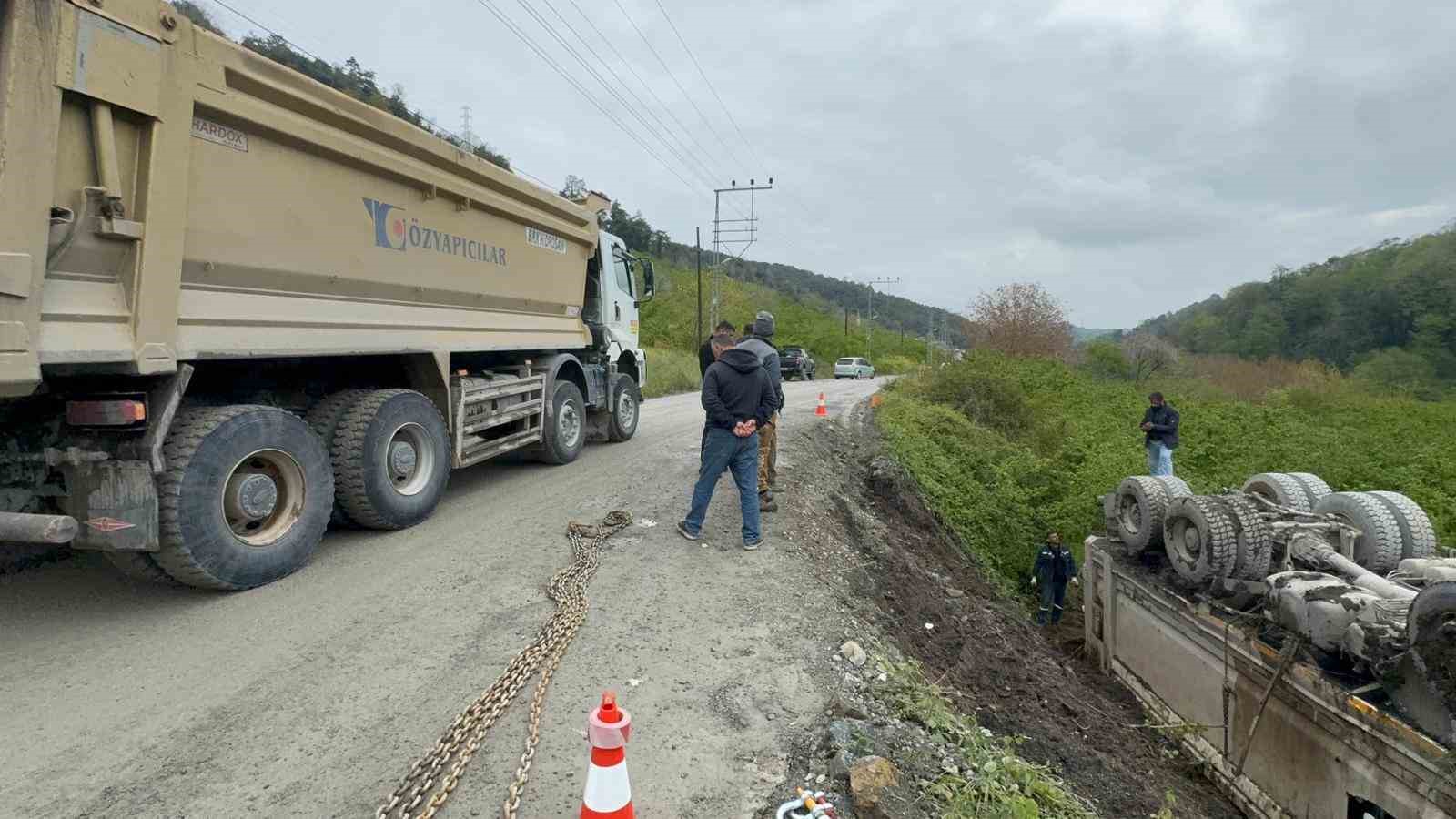 askeri limana tas goturen kamyon devrildi surucu yara almadan kurtuldu 2