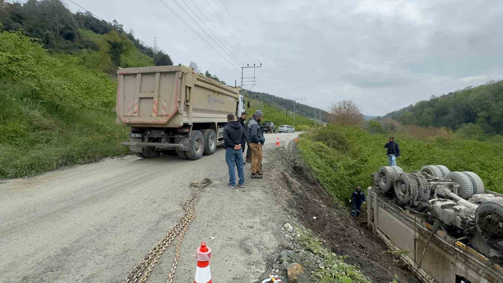askeri limana tas goturen kamyon devrildi surucu yara almadan kurtuldu 3 I6jy87rN
