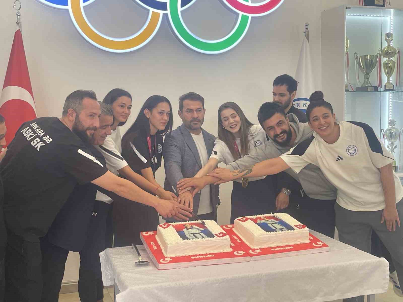 aski spor kulubu dunya sampiyonu sporcular icin kutlama pastasi kesti 1 SHnbXUpw