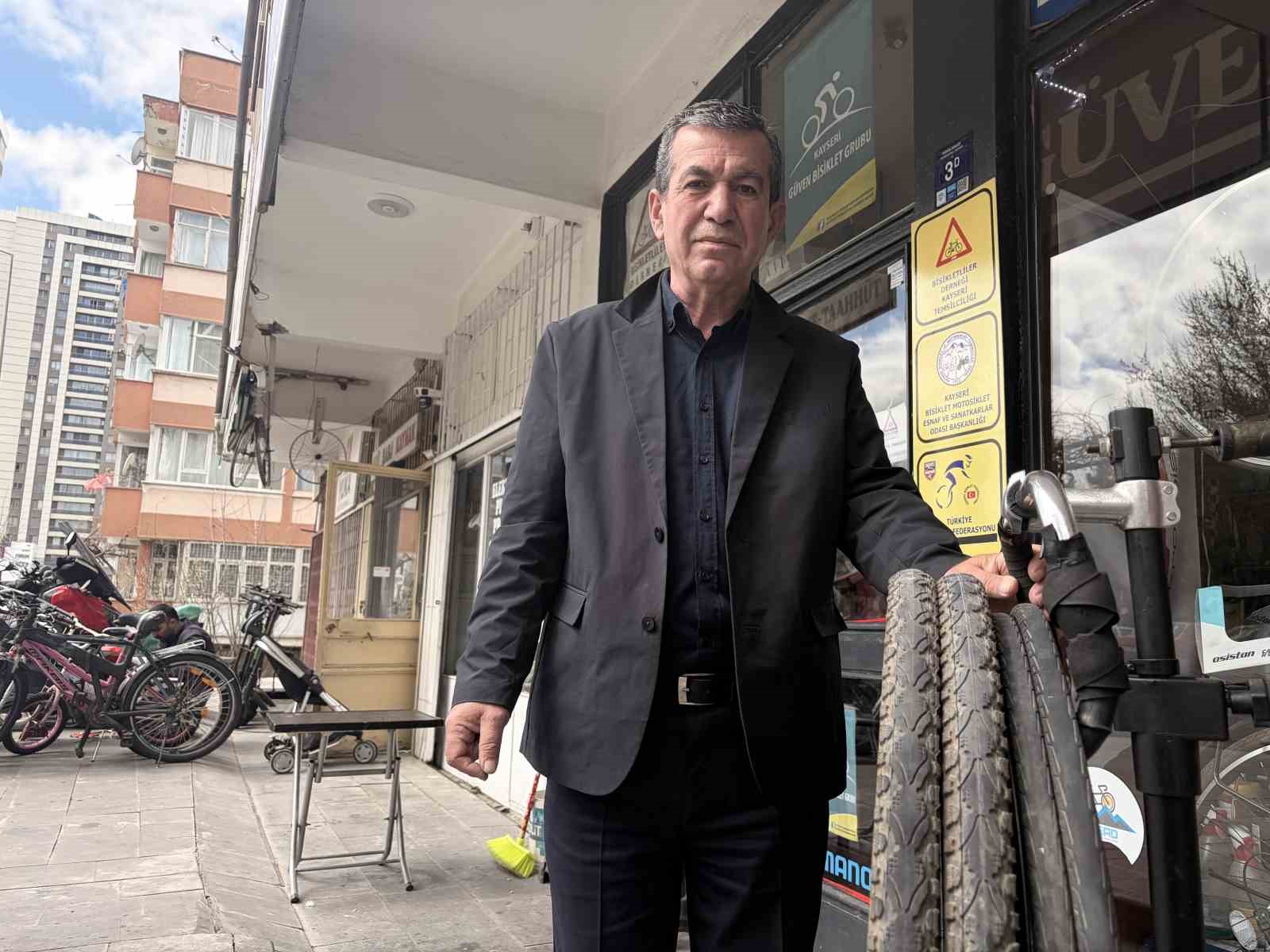 askida bisiklet parcalari cocuklarin yuzunu gulduruyor 4