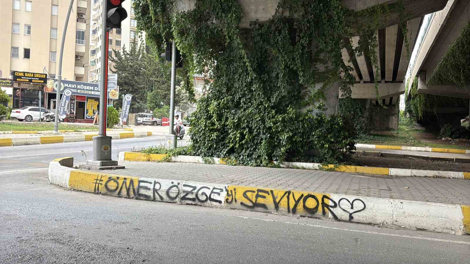 Aşkını köprü altına ve duvarlara yazdı, vatandaşlar tepki gösterdi 4 askini kopru altina ve duvarlara yazdi vatandaslar tepki gosterdi 0 XL3L2a6J
