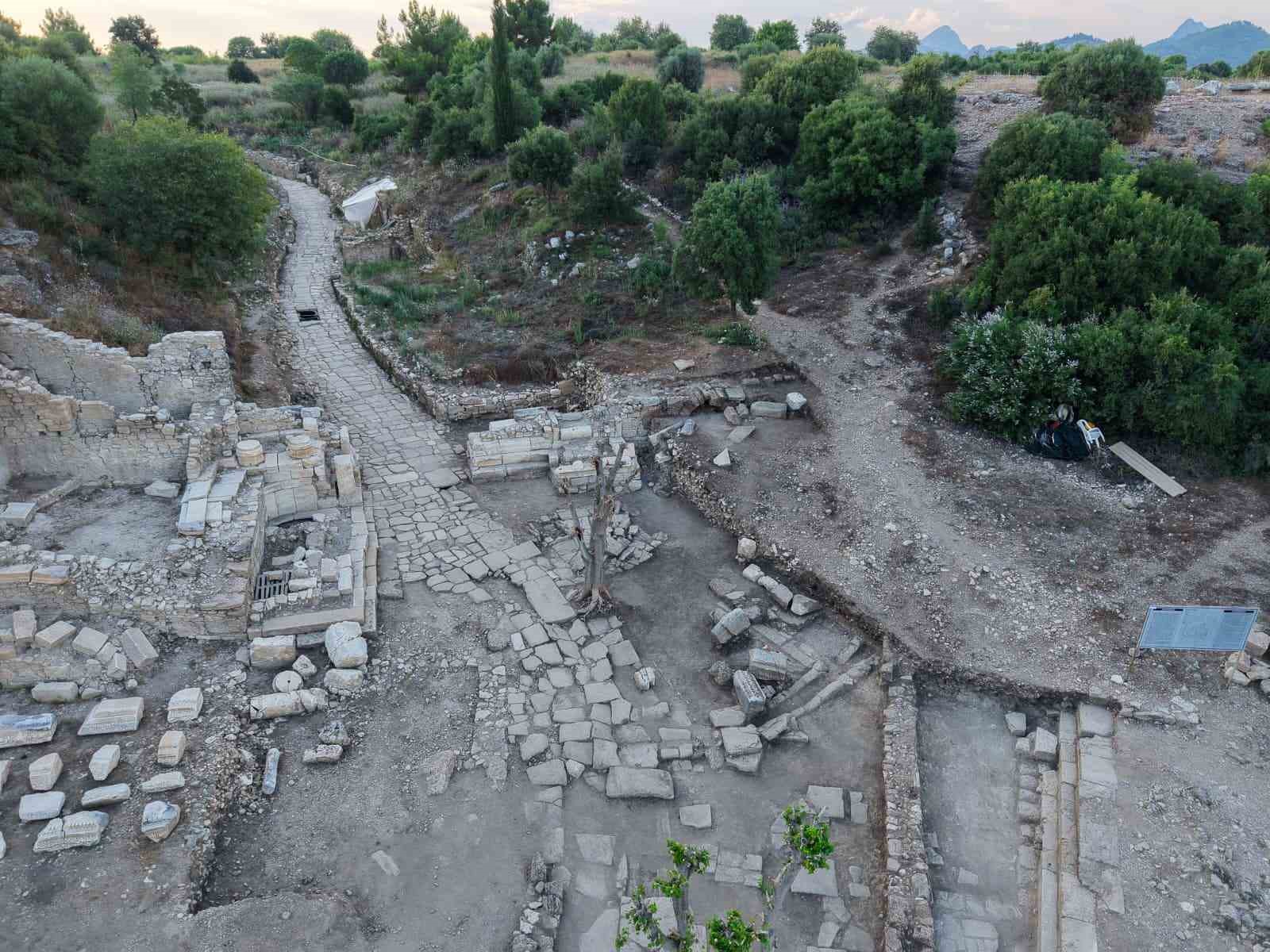 aspendosta 2 bin yillik tiyatro caddesi gun yuzune cikarildi 0 5KrkLIfz