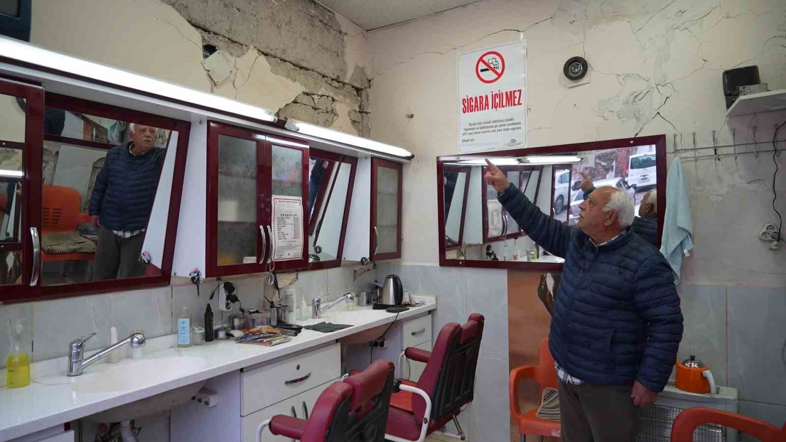 asrin felaketi meslek askini yikamadi 50 yillik berber hasarli dukkanini terk etmedi 1