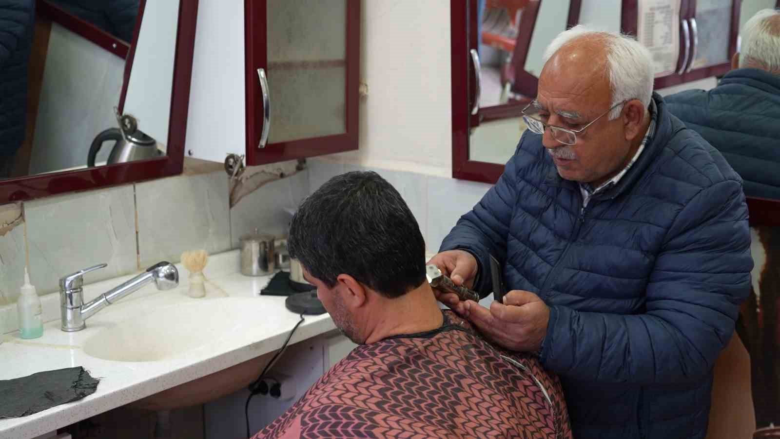 asrin felaketi meslek askini yikamadi 50 yillik berber hasarli dukkanini terk etmedi 2 E55nrUSJ