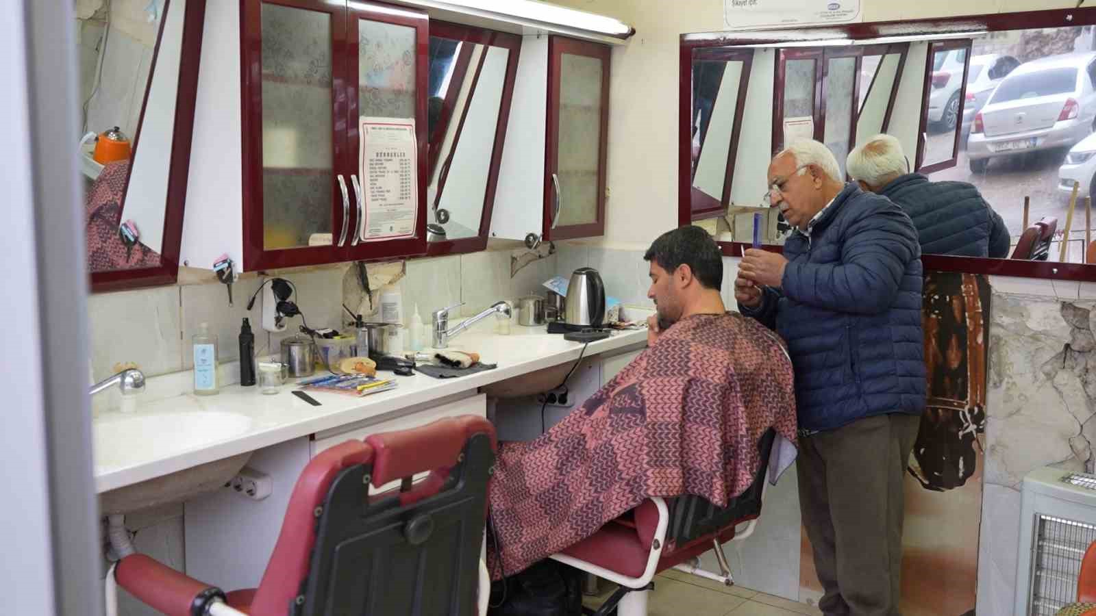 asrin felaketi meslek askini yikamadi 50 yillik berber hasarli dukkanini terk etmedi 3 R6EBDjrM