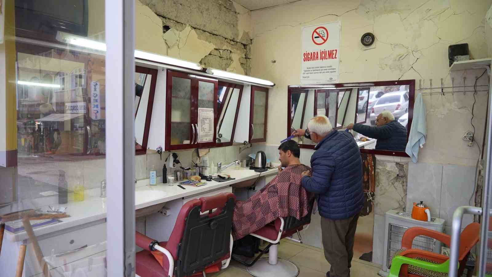 asrin felaketi meslek askini yikamadi 50 yillik berber hasarli dukkanini terk etmedi 4 vtLz1FvC
