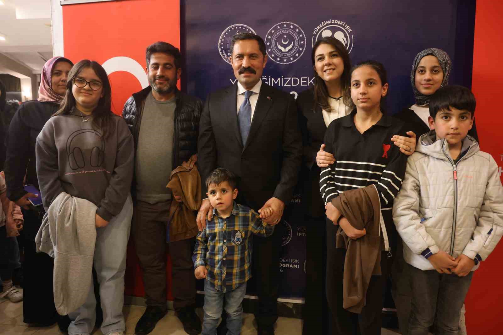 asrin felaketinde oksuz ve yetim kalan cocuklar iftar sofrasinda bir araya geldi 2 JVB4jXcS