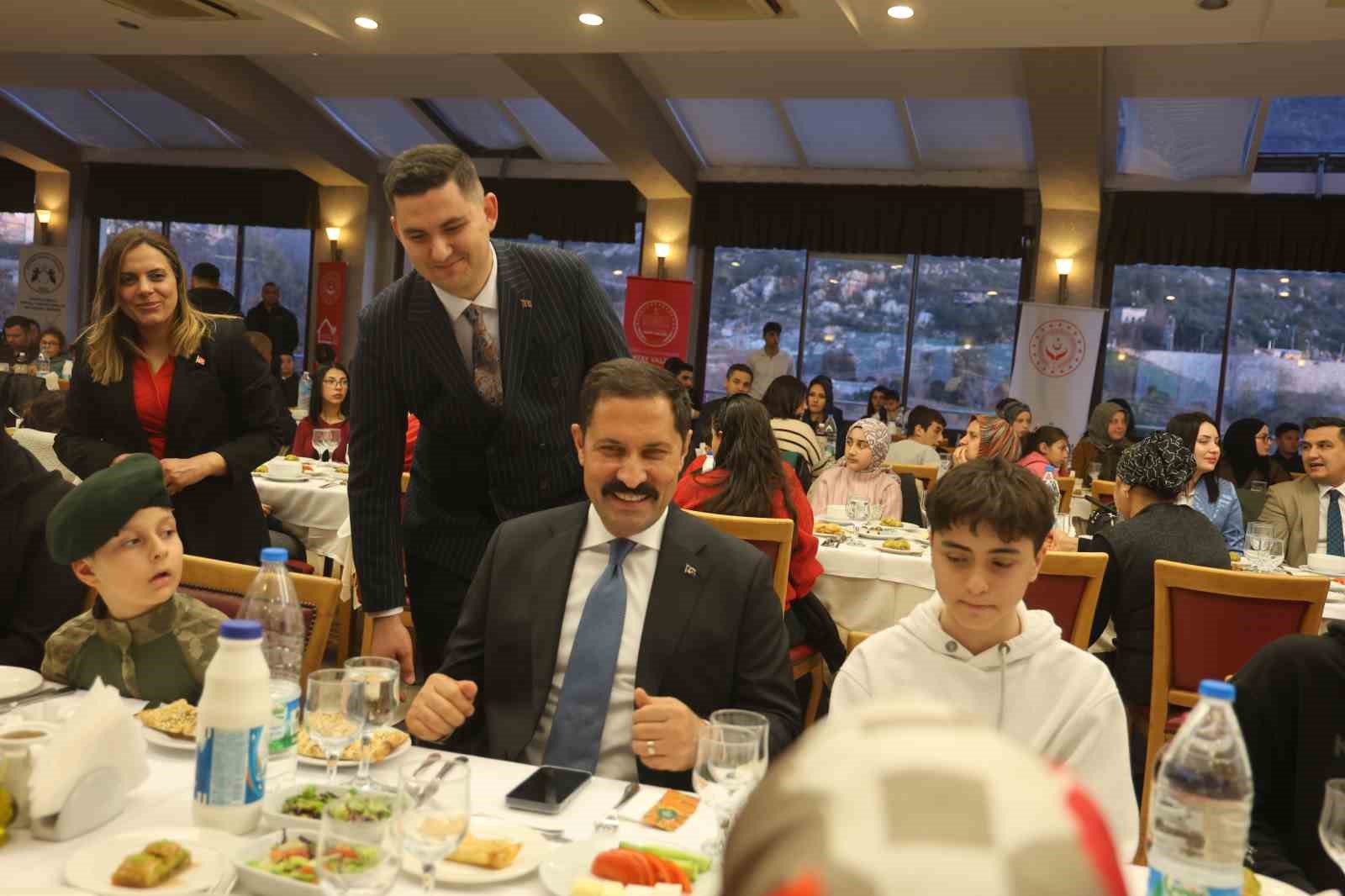 asrin felaketinde oksuz ve yetim kalan cocuklar iftar sofrasinda bir araya geldi 3