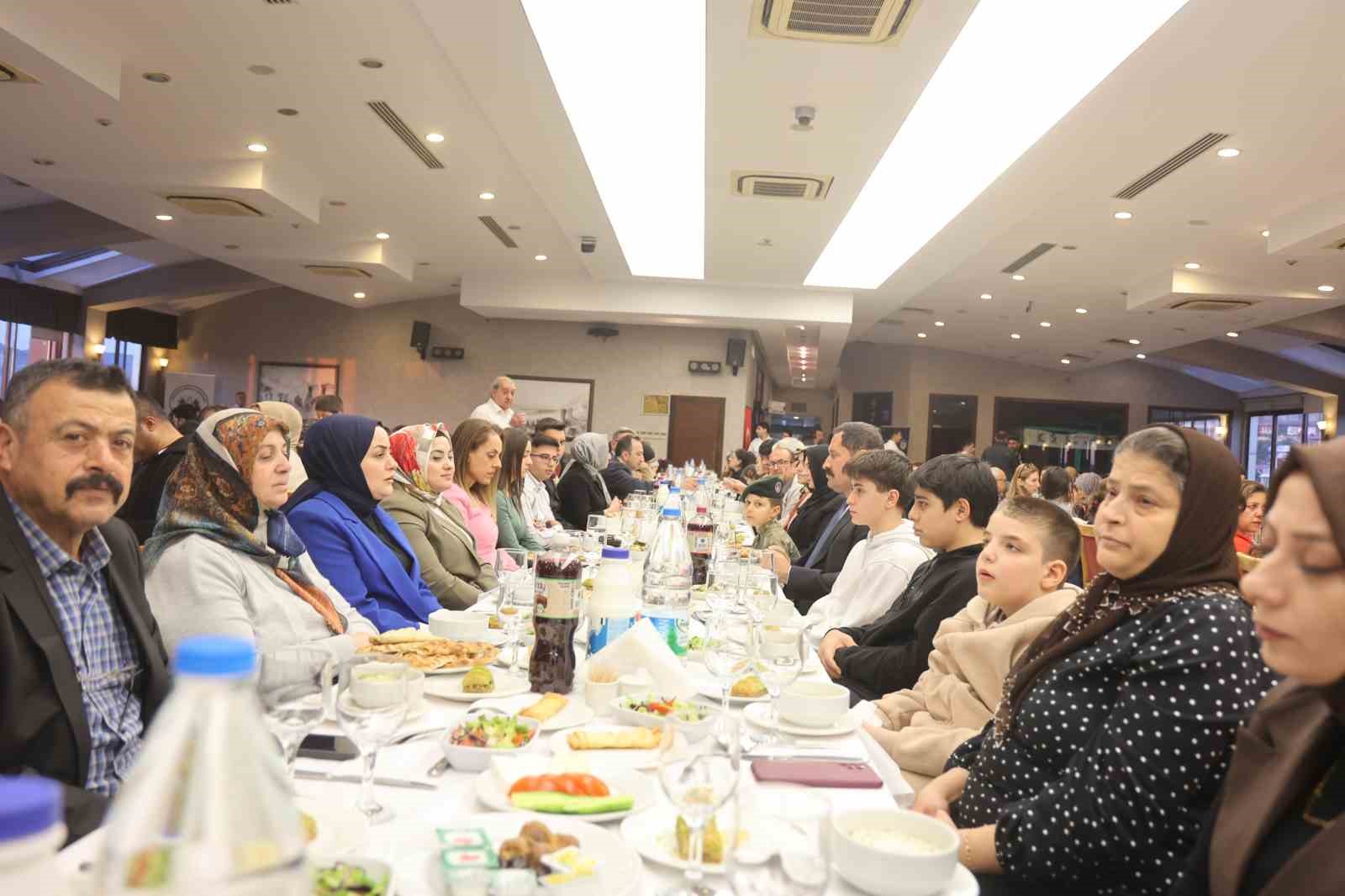 asrin felaketinde oksuz ve yetim kalan cocuklar iftar sofrasinda bir araya geldi 4 BLQlCMgA