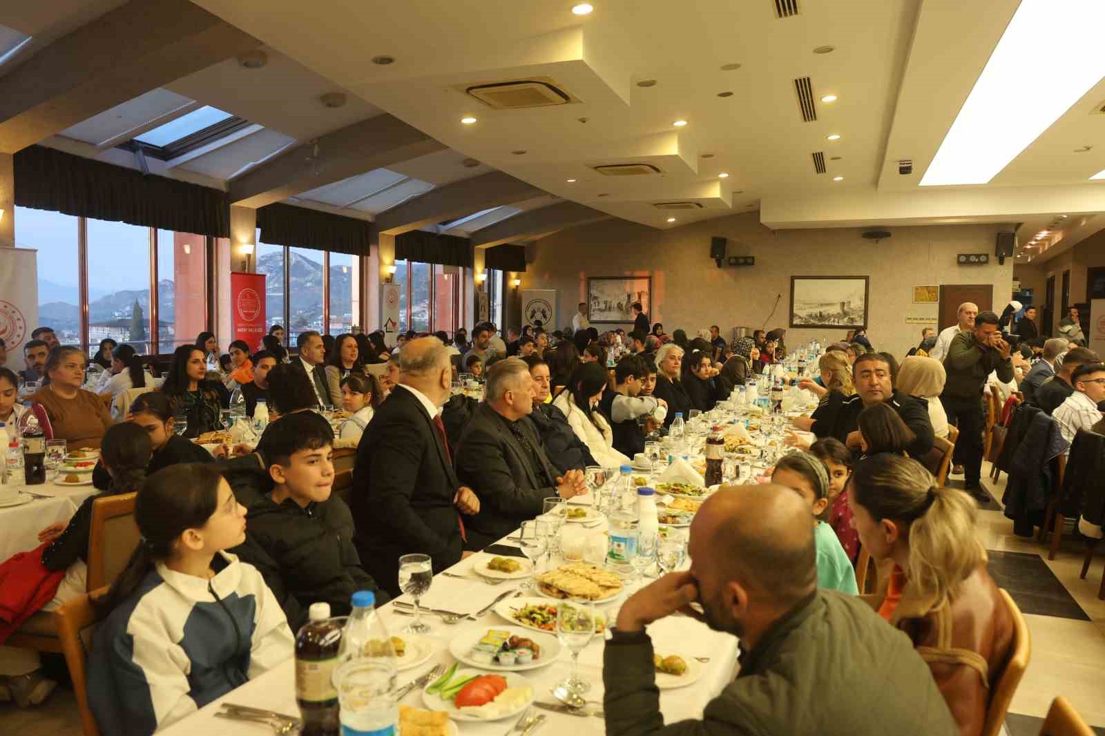 asrin felaketinde oksuz ve yetim kalan cocuklar iftar sofrasinda bir araya geldi 5