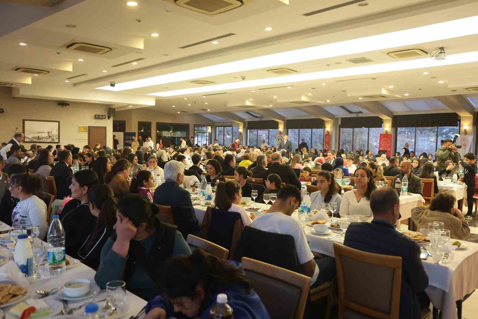 asrin felaketinde oksuz ve yetim kalan cocuklar iftar sofrasinda bir araya geldi 6 R3Jl6BOm
