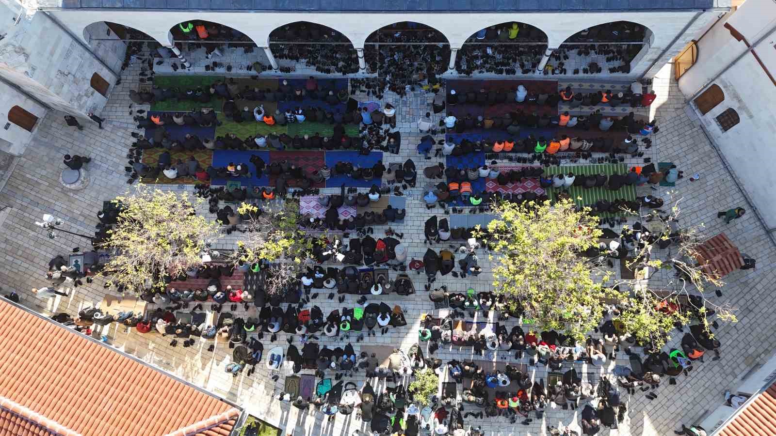 Asrın felaketinde yerle bir olan Habibi Neccar Camii’nde 6 Şubat’ın ardından ilk cuma namazı kılındı 6 asrin felaketinde yerle bir olan habibi neccar camiinde 6 subatin ardindan ilk cuma namazi 2QRFrMl4